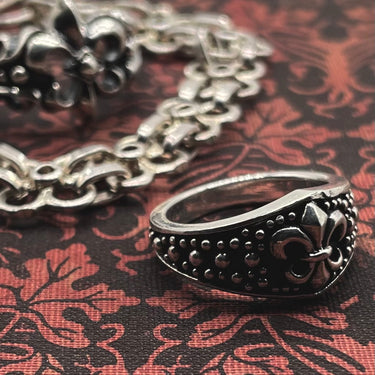 Enameled Pebbled Fleur De Lis Ring