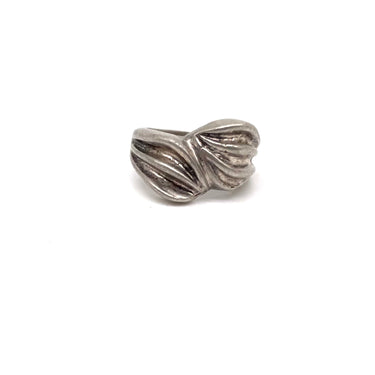 Modern Tiwsted Ribbed Shell Ring