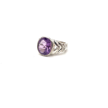 Modern Detailed Oval Amethyst Ring