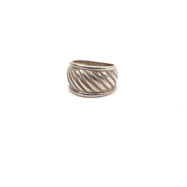 Modern Ribbed Design Ring