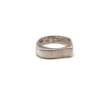 Modern Curved Bar Ring