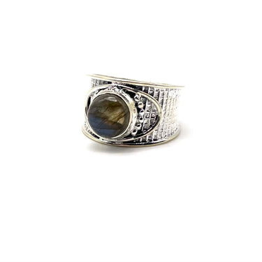 Modern Detailed Labradorite Ring